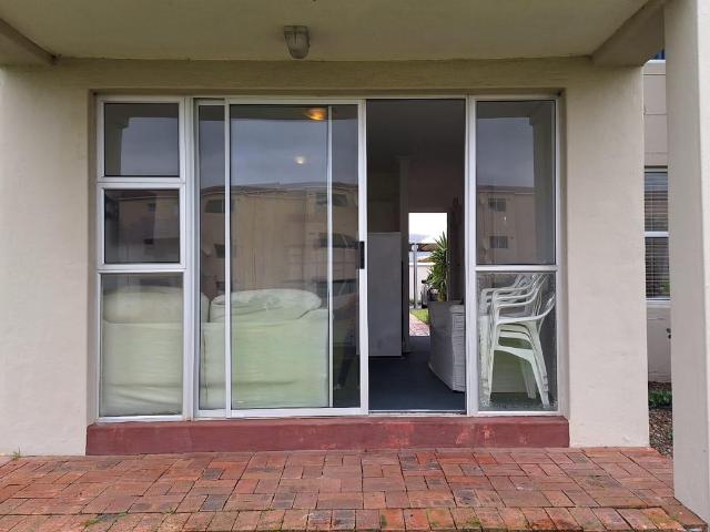 2 Bedroom House To Let in Westcliff