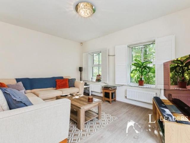 2 bedroom house to rent Ashley Road, Walton on Thames, KT12