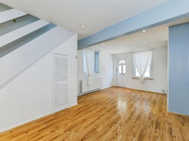 2 bedroom house to rent Brighton Road, Surbiton, KT6