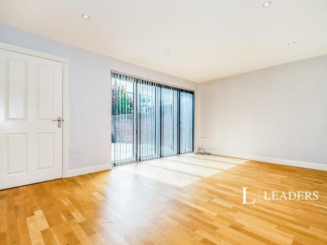 2 bedroom house to rent Chesswood Road, Worthing, BN11