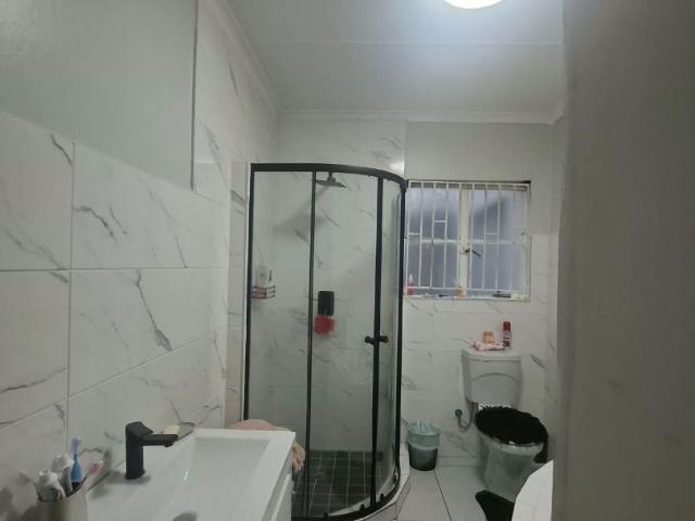 2 Bedroom House To Rent in Weltevreden Park