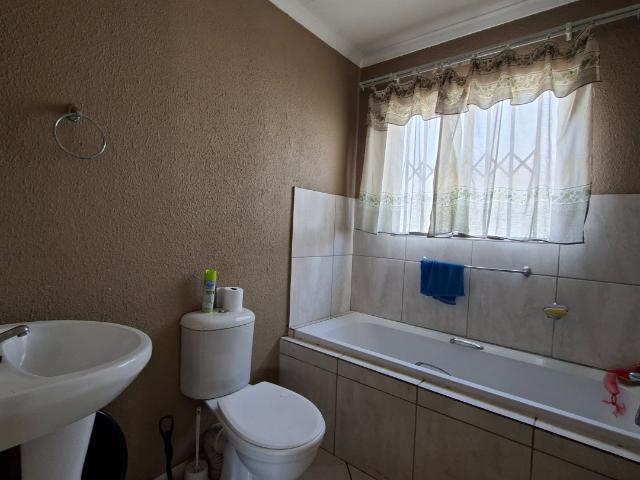 2 Bedroom House To Rent in Bergsig
