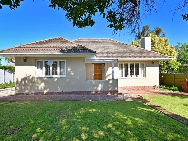 2 Bedroom house to rent in Bergvliet, Cape Town