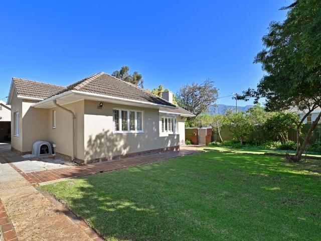 2 Bedroom house to rent in Bergvliet, Cape Town