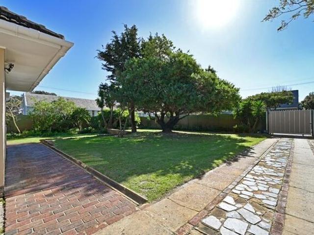 2 Bedroom house to rent in Bergvliet, Cape Town