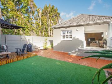 2 Bedroom House To Rent in Constantia