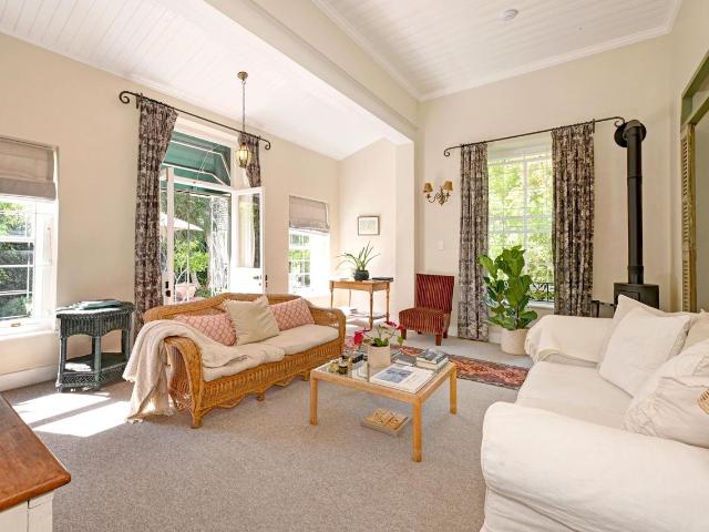 2 Bedroom house to rent in Claremont Upper, Cape Town