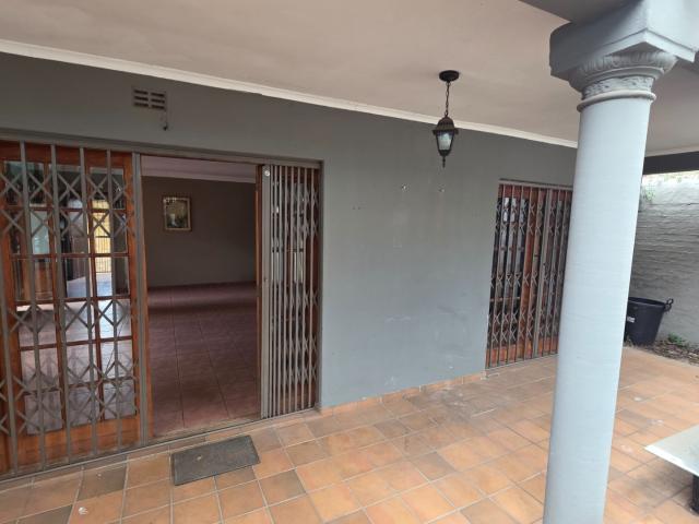 2 Bedroom House To Rent in Kensington