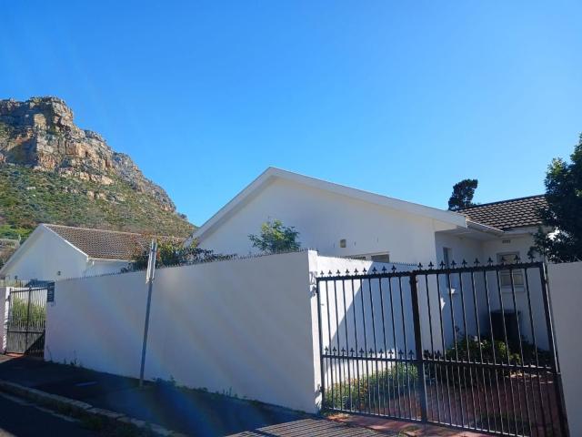 2 Bedroom house to rent in Lakeside, Cape Town