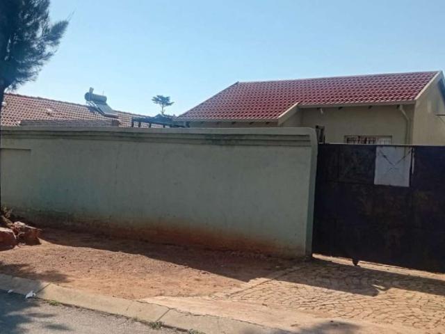 2 Bedroom house to rent in Lenasia South