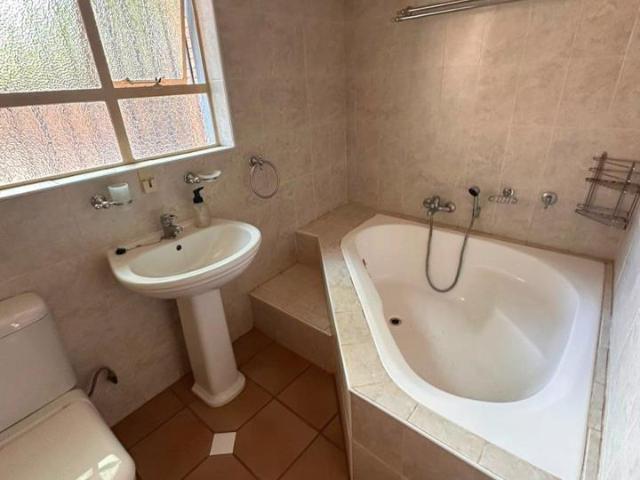 2 Bedroom House to Rent in Magalieskruin
