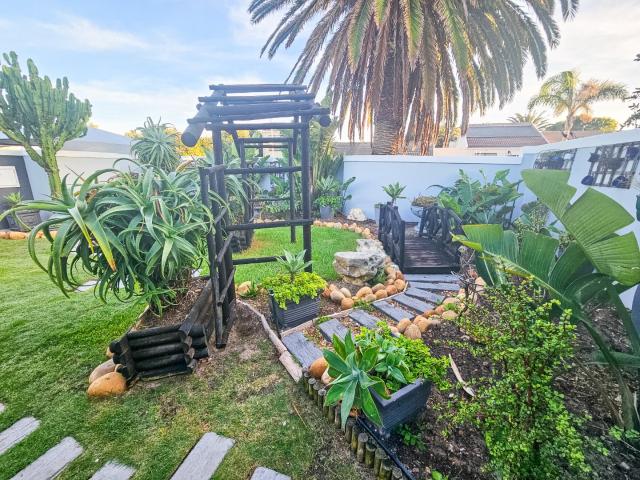 2 Bedroom House To Rent in Melkbosstrand Central
