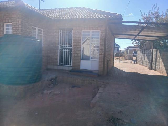 2 Bedroom House To Rent in Postmasburg