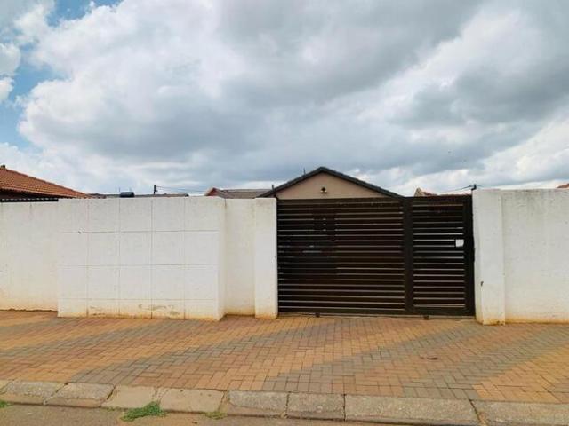 2 Bedroom House to Rent in Protea Glen