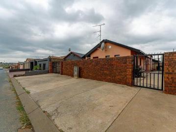 2 Bedroom House to Rent in Protea Glen