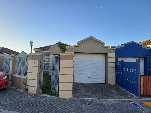 2 Bedroom house to rent in Rondevlei Park, Mitchells Plain