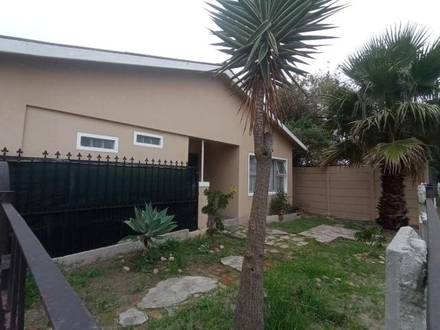 2 Bedroom house to rent in Surrey Estate, Cape Town