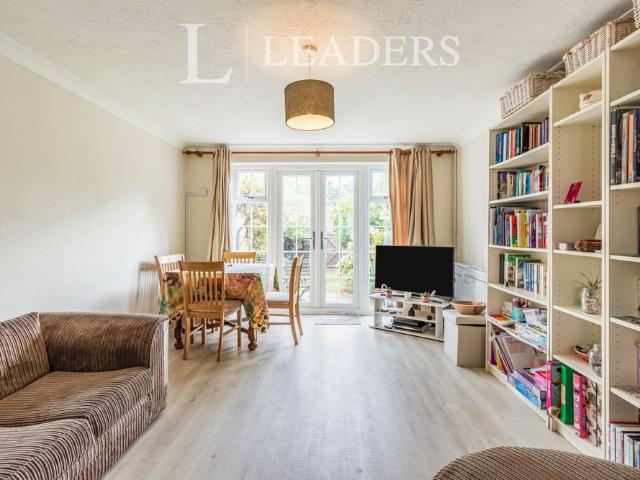 2 bedroom house to rent Mayfield Close, Hersham, Walton on Thames, KT12