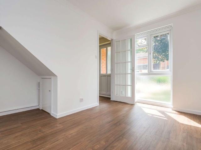 2 bedroom house to rent Meadvale, Horsham, RH12