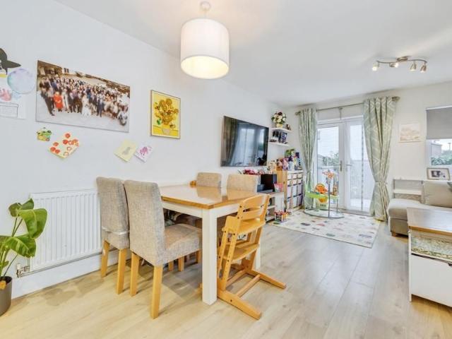 2 bedroom house to rent Moy Green Drive, Horley, Surrey, RH6