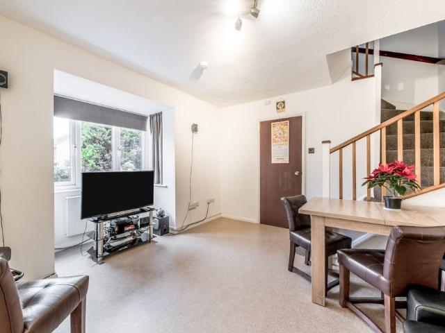 2 bedroom house to rent Queensbury Close, Bedford, Bedfordshire, MK40