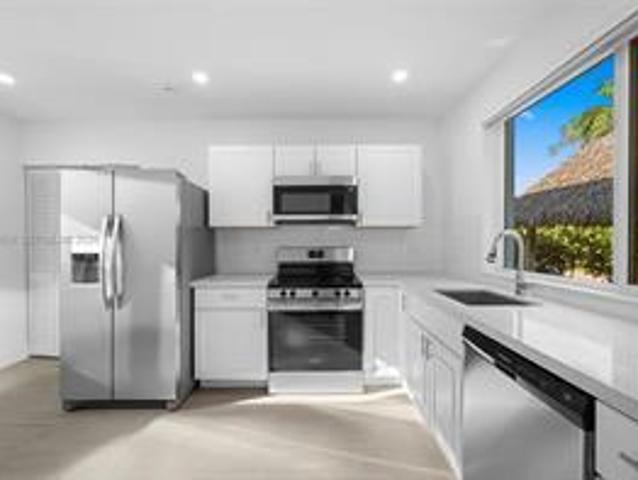 2 bedroom, Hollywood FL 33019 106170165