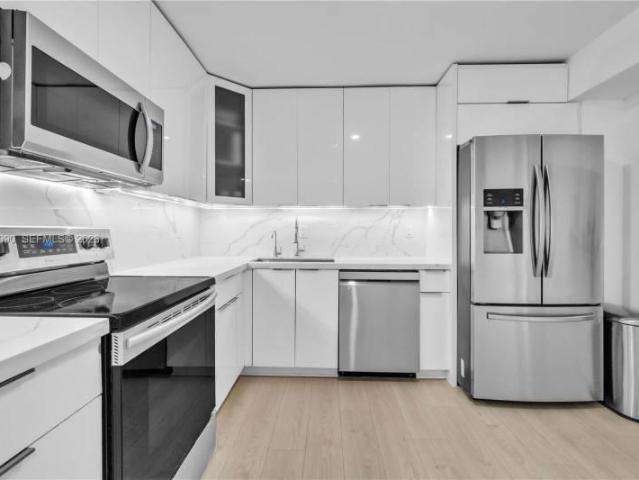 2 bedroom, Hollywood FL 33019 106192049