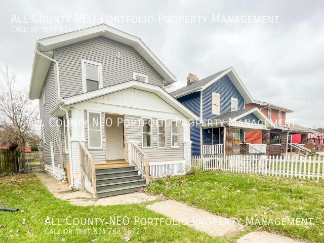 2 Bedroom Home with Enclosed Front Porch & Fenced Backyard!