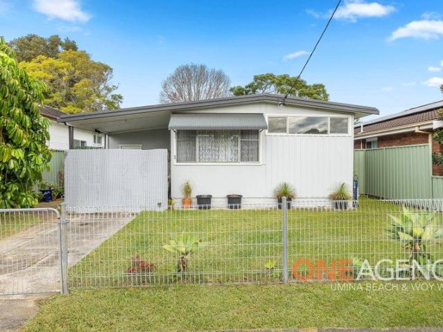 2 BEDROOM HOME WITH REAR LANE ACCESS !