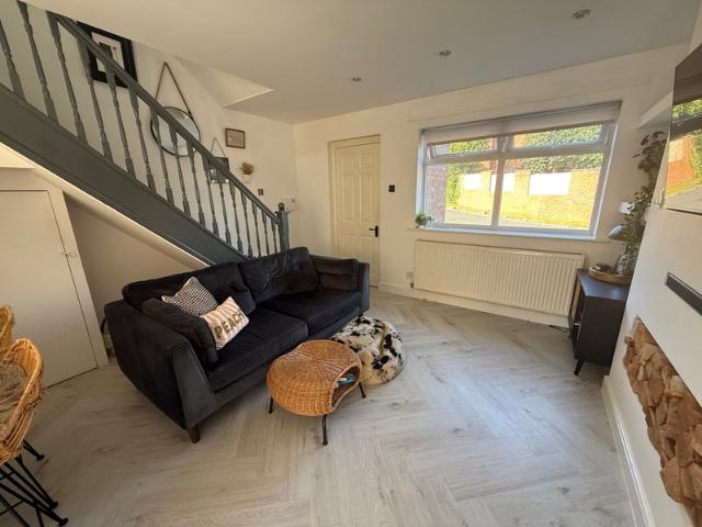 2 bedroom home available in Worsley pet friendly