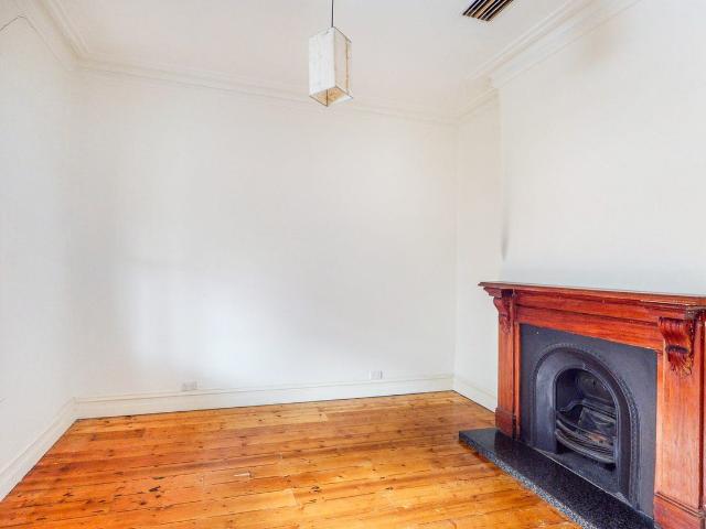 2 BEDROOM HOME IN ENVIABLE RICHMOND HILL LOCATION!