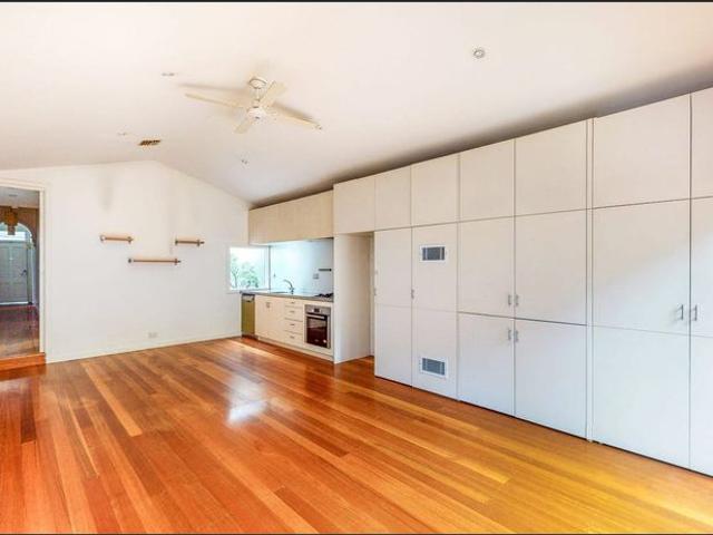 2 BEDROOM HOME IN ENVIABLE RICHMOND HILL LOCATION!