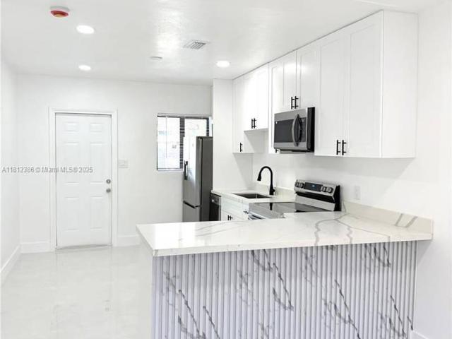 2 bedroom, Hallandale Beach FL 33009 94005784