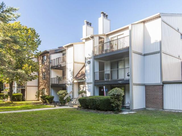2 Bedroom in 2075 Sherobee Road Mississauga, ON L5A 4C1