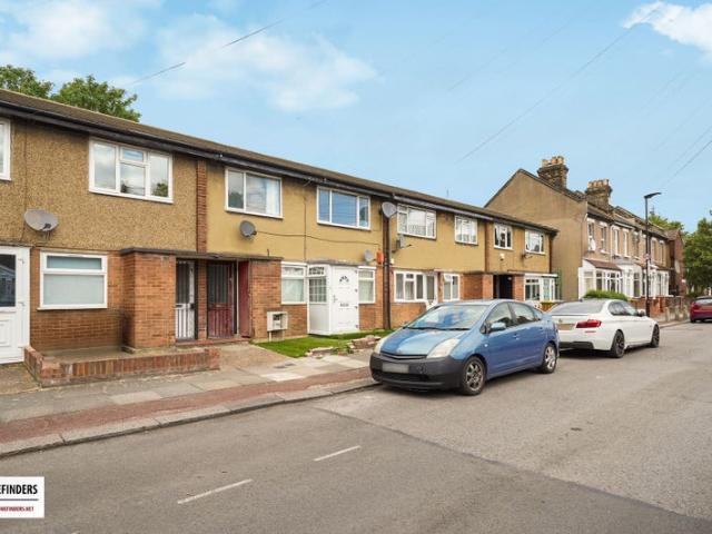 2 Bedroom Lovely Flat on Maryland Square, E15!