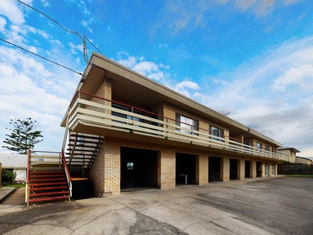 2 Bedroom Low Maintenance Living 100 Meters To The Water