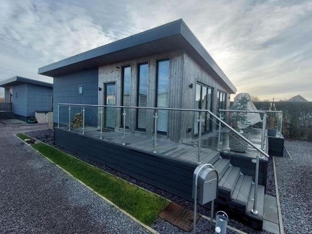 2 bedroom lodge for sale