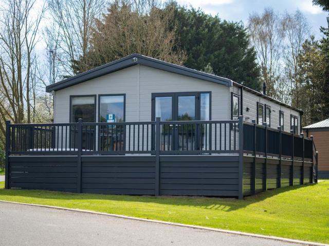 2 bedroom lodge for sale