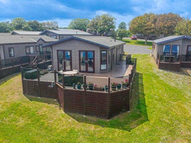 2 bedroom lodge for sale