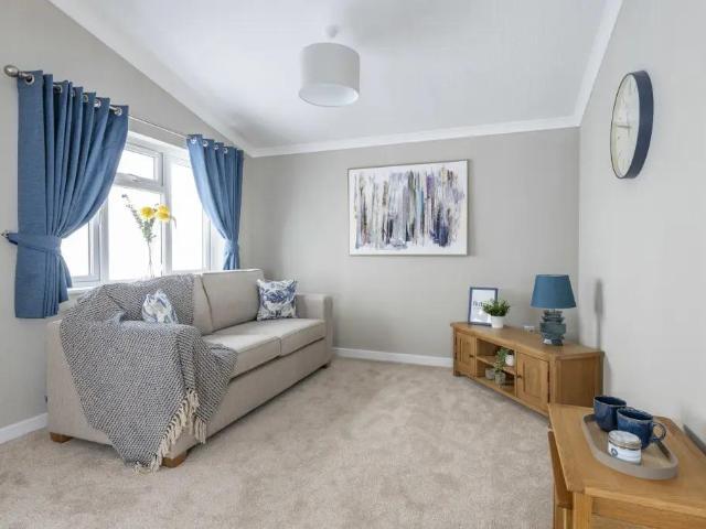 2 bedroom lodge for sale