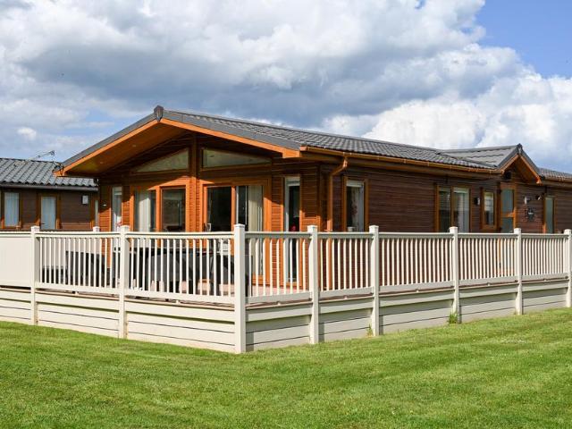 2 bedroom lodge for sale