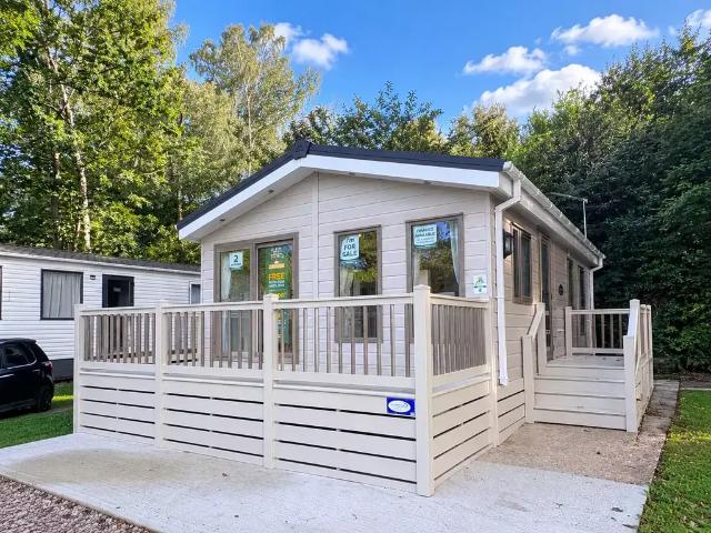 2 bedroom lodge for sale