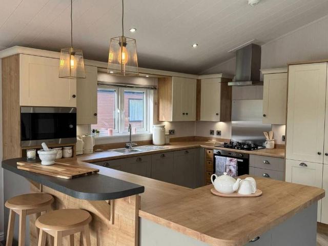 2 bedroom lodge for sale