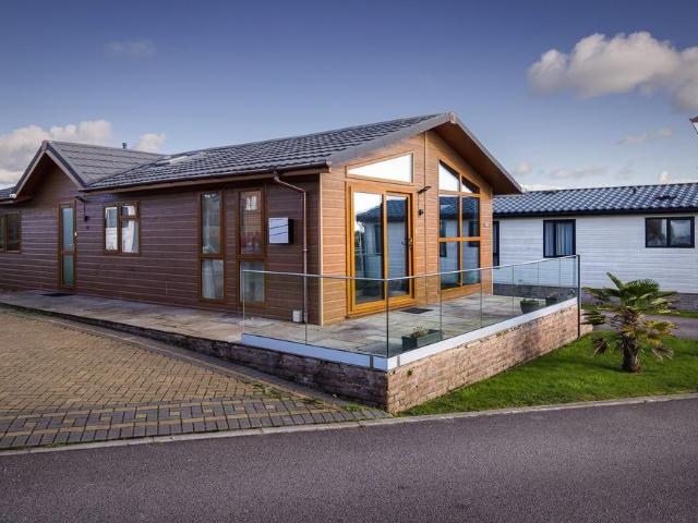 2 bedroom lodge for sale