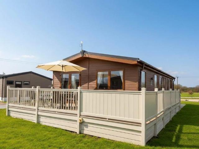 2 bedroom lodge for sale