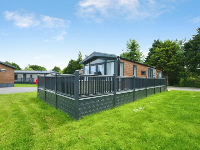 2 bedroom lodge for sale