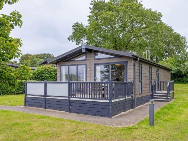 2 bedroom lodge for sale