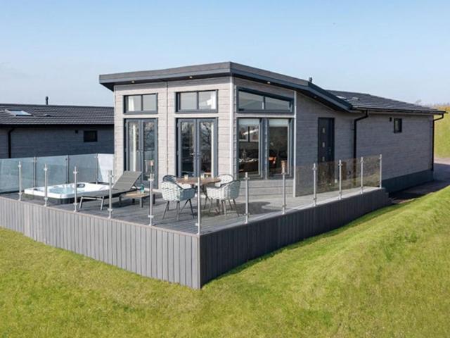 2 bedroom lodge for sale