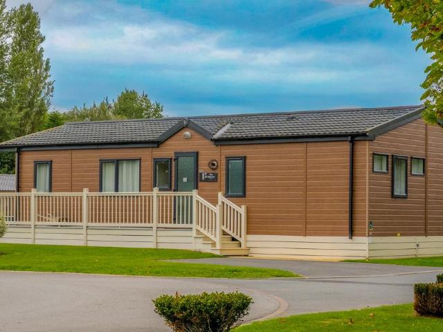 2 bedroom lodge for sale