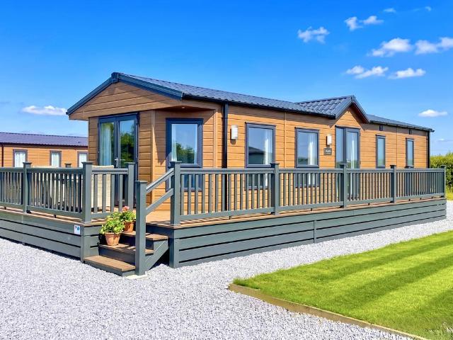 2 bedroom lodge for sale